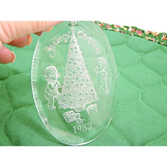 Vintage 1983 Acrylic Merry Christmas Kids on Christmas Morning Etched Ornament - Picture 3 of 9